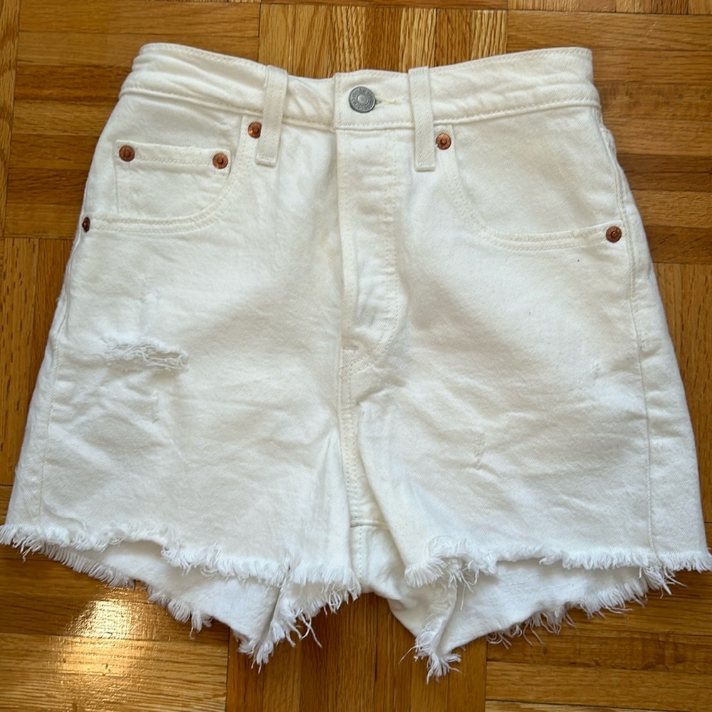 Levis ribcage short in white.